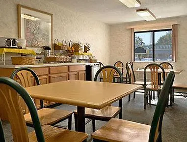 Super 8 By Wyndham Peoria 